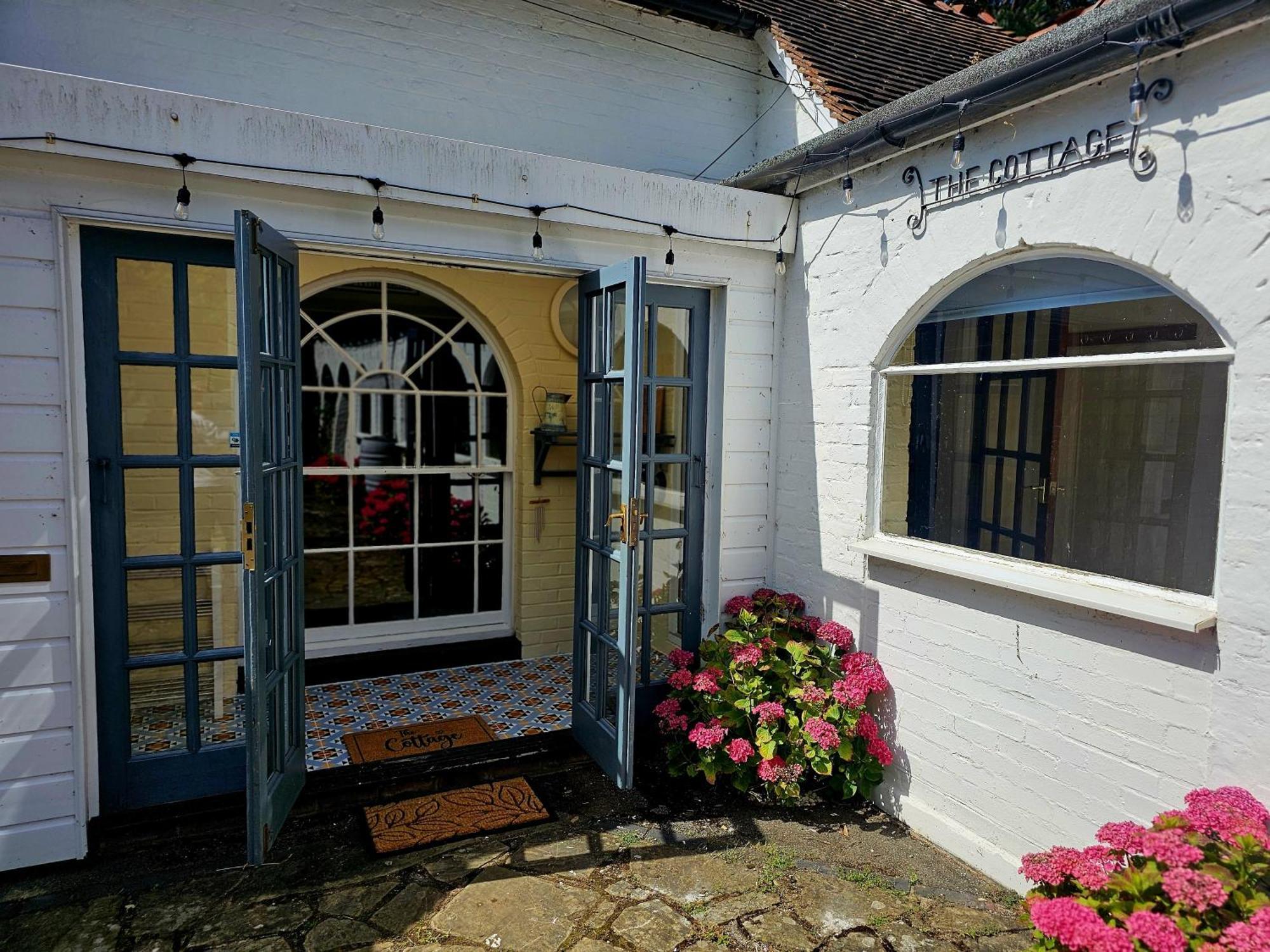 English Farmhouse Cottage ギルフォード エクステリア 写真